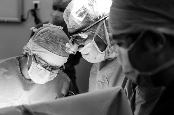 VIDEO. Premieră medicală la Spitalul Judeţean de Urgenţă Bistriţa. Prima operaţie pe creier cu trezire intraoperatorie