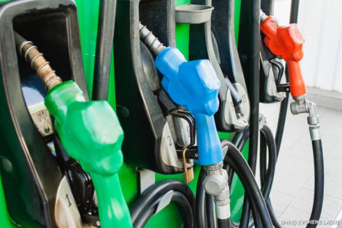 Expert: Metodologia privind carburanţii e contrară legii şi duce la monopolizarea pieţei