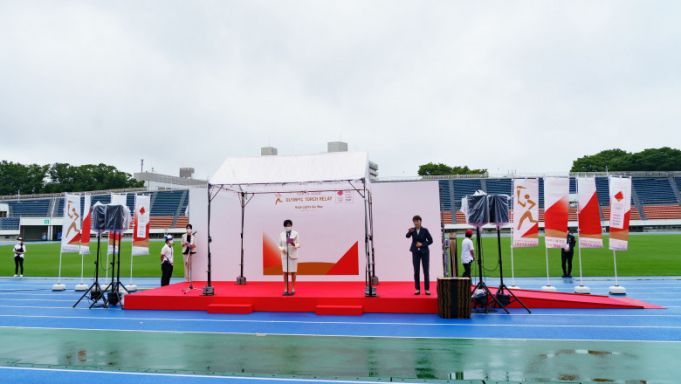 Flacăra olimpică a sosit la Tokyo. Ceremonie discretă şi tristă pe un stadion gol şi pe o vreme ploioasă