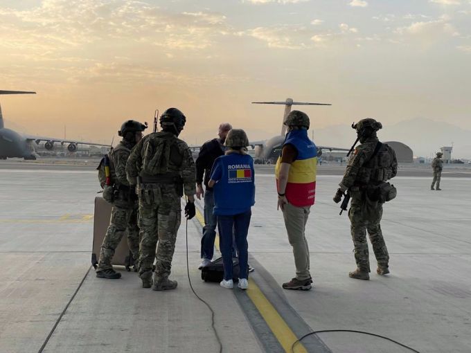 Forţele Aeriene Române au evacuat un cetăţean român, angajat al NATO, din Afganistan. 16 români au solicitat sprijin pentru a fi evacuaţi de la Kabul