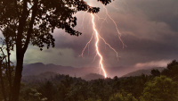 METEO. Fulgerele şi tunetele vor străbate cerul, dar meteorologii anunţă că şansele de precipitaţii sunt slabe
