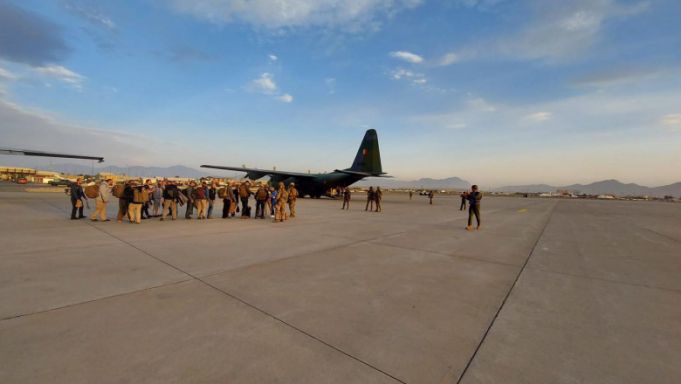 Cei 15 români evacuaţi din Afganistan se întorc astăzi în ţară