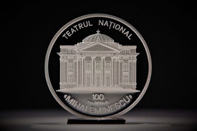 FOTO. BNM pune în circulaţie o monedă comemorativă dedicată celor 100 de ani de la inaugurarea Teatrului Naţional „Mihai Eminescu” din Chişinău
