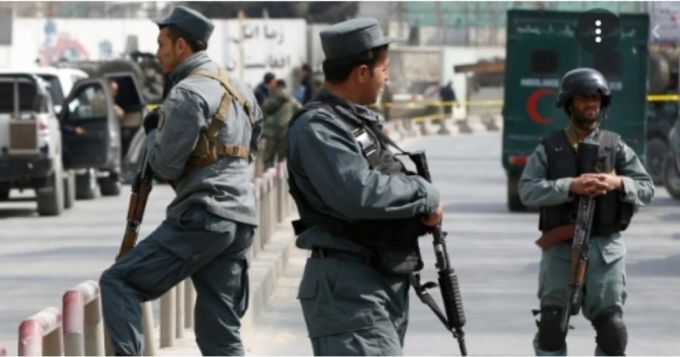 Poliţia afgană şi-a reluat activitatea alături de talibani pe aeroportul din Kabul