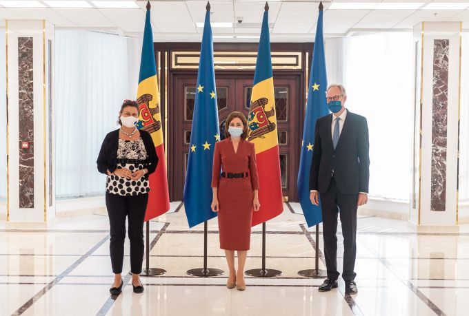 FOTO. Doi înalţi oficiali ai Comisiei Europene, prezenţi la Chişinău, au asigurat-o pe Maia Sandu că „UE rămâne un partener strategic al R. Moldova”