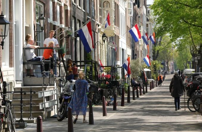 Olanda renunţă complet la distanţarea de 1,5 metri şi anunţă introducerea unui "permis Covid" pentru restaurante, baruri şi festivaluri