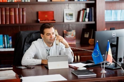 Convorbire telefonică a ministrului Nicu Popescu cu ambasadorul Lazăr Comănescu, secretar general al Organizaţiei de Cooperare Economică la Marea Neagră
