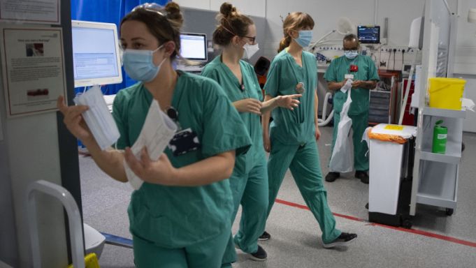 Trei mii de angajaţi din sistemului sanitar din Franţa, suspendaţi din funcţie pentru că nu s-au vaccinat anti COVID-19