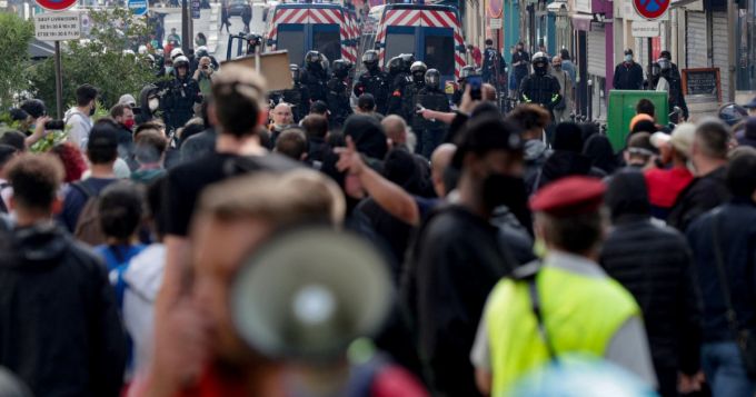 Aproximativ 80.000 de persoane au protestat în Franţa împotriva certificatului sanitar anti COVID-19