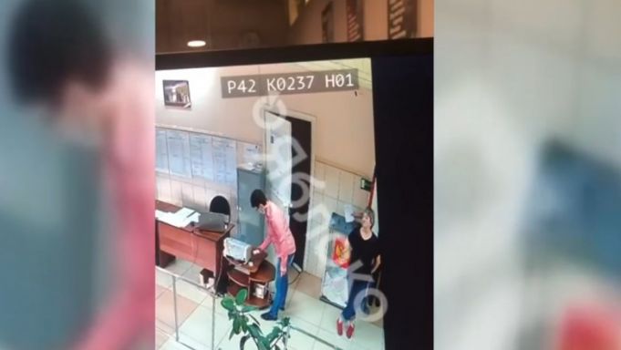 Un bărbat din Rusia, filmat cum introduce mai multe buletine de vot în urnă. Opozanţii lui Putin acuză fraude masive
