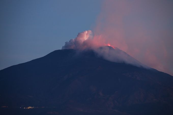 VIDEO. Vulcanul Etna din Sicilia a erupt din nou