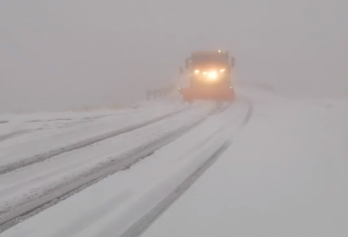 VIDEO. Pe Transfăgărăşan ninge şi stratul de zăpadă este de 10 centimetri. La Vârful Omu au fost -8,5 grade Celsius, cel mai frig în Europa