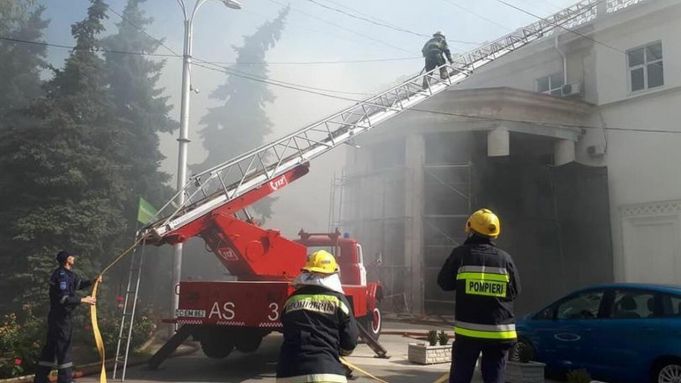 La un an de la incendiu care a devastat Filarmonica Naţională, Ministerul Culturii anunţă că edificiul va fi construit de la zero