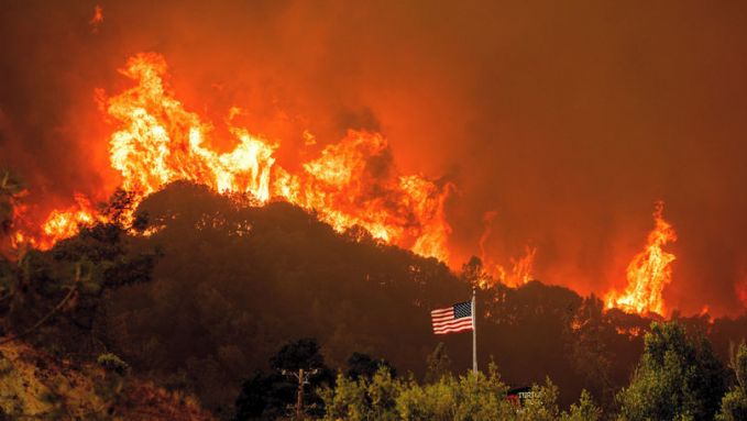 SUA: Pompierii luptă cu un nou incendiu de vegetaţie izbucnit în nordul Californiei