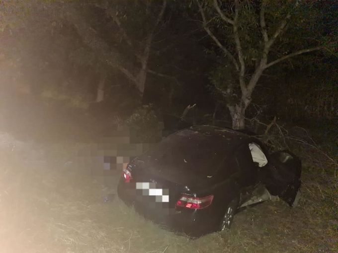 Un bărbat şi-a pierdut viaţa după ce s-a izbit cu maşina într-un copac