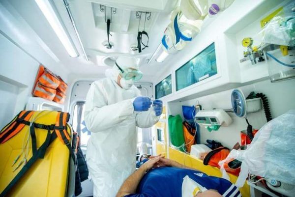 Echipele de pe ambulanţă vor putea testa pacienţii la COVID-19