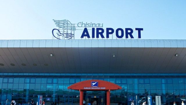 Valută nedeclarată, depistată în timpul controlului de securitate la Aeroportul Chişinău: 100.000 de euro într-un bagaj