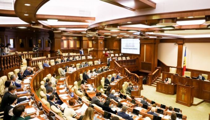 DOC. Deputaţii instituie un nou mecanism de control şi de sancţionare a conducătorilor autorităţilor publice aflate sub control parlamentar