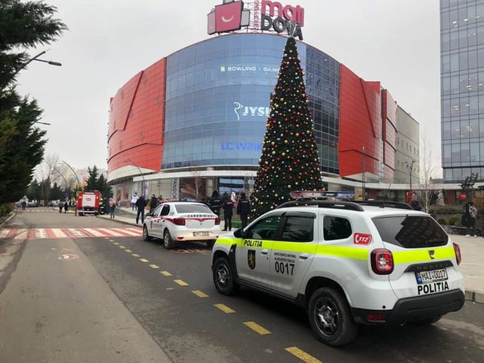 UPDATE: Alertă cu bombă la un centru comercial din Chişinău. Cutia găsită a fost distrusă pe poligon. Dispozitive explozive nu au fost depistate