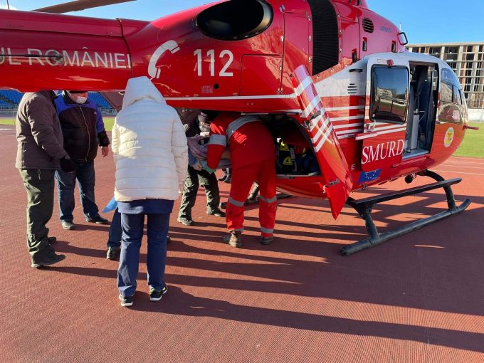 VIDEO. Intervenţie SMURD Iaşi. Victima unui accident rutier a fost transportată cu elicopterul de la Glodeni la Chişinău