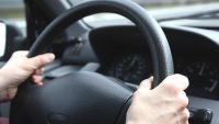 Amenzi pentru persoanele care urcă la volan fără să aibă dreptul de a conduce. Noile prevederi introduse în Codul Contravenţional