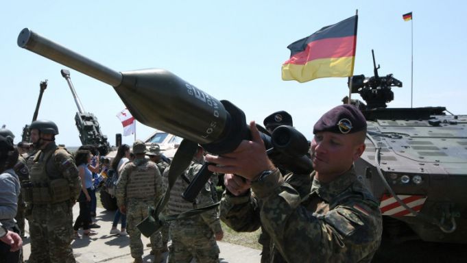 Germania se angajează să garanteze securitatea Ucrainei în faţa Rusiei