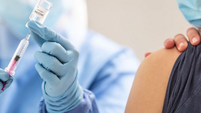 Persoana care se vaccinează contra COVID-19 îşi poate lua două zile libere de la muncă. Precizările autorităţilor
