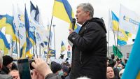 Petro Poroşenko s-a întors la Kiev, unde e anchetat pentru trădare şi îi îndeamnă pe oponenţii puterii lui Zelenski să se unească: „Voi lupta pentru Ucraina”