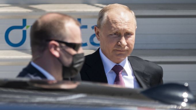 NYT: Rusia a evacuat copiii şi soţiile diplomaţilor din Ucraina. Intenţiile lui Vladimir Putin rămân în continuare un mister