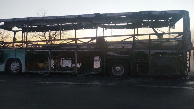 FOTO. Un autocar de pe ruta Chişinău - Bucureşti a luat foc pe traseul spre Leuşeni. Cinci pasageri se aflau în interiorul autovehiculului