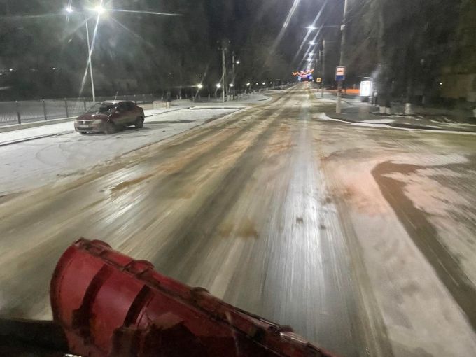 Regia „Exdrupo” a împrăştiat material antiderapant pe toate drumurile din Chişinău