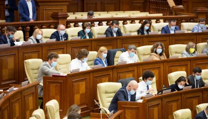 Şase deputaţi din Parlamentul de la Chişinău, depistaţi pozitiv la COVID-19. Unii dintre ei sunt internaţi în spital