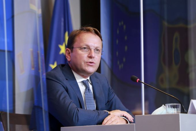 Comisarul european pentru vecinătate şi extindere va merge la Kiev pentru a semnala „angajamentul continuu” al UE faţă de suveranitatea şi integritatea teritorială a Ucrainei