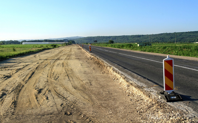 DOC. Drumuri mai bune pentru R. Moldova. Guvernul a aprobat repartizarea a 1,4 miliarde de lei pentru reparaţia drumurilor naţionale
