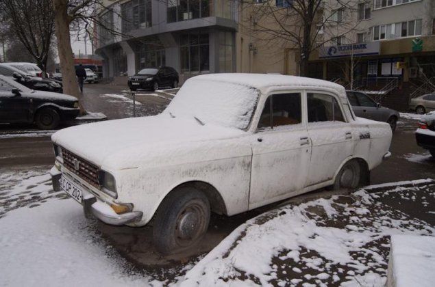 Maşinile abandonate în curţile blocurilor agravează insuficienţa locurilor de parcare din Chişinău