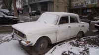 Maşinile abandonate în curţile blocurilor agravează insuficienţa locurilor de parcare din Chişinău