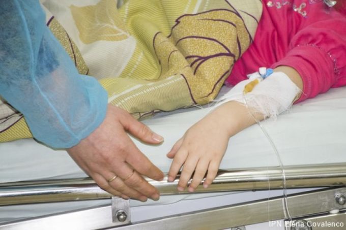 Autorităţile din sănătate de la Chişinău vor să reglementeze vârsta până la care părinţii pot insista să fie lăsaţi la spital alături de copii