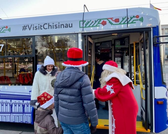 „Cunoaşte oraşul alături de Moş Crăciun": Programul rutei speciale a troleibuzului turistic