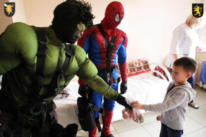 FOTO. Angajaţii „Fulger”, deghizaţi în super eroi, au adus magia Crăciunului la un spital pentru copii din Chişinău