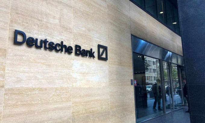 După ce cu o zi înainte a încercat să explice de ce rămâne în Rusia, Deutsche Bank face o mişcare surpriză şi anunţă că se retrage