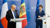 Nicu Popescu a discutat cu omologul francez Jean-Yves Le Drian despre situaţia de securitate regională şi aspiraţiile europene ale R. Moldova