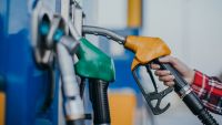 Preţurile la carburanţi ating noi recorduri în R. Moldova. Cât va costa mâine un litru de benzină şi motorină