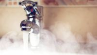 Consum fraudulos de apă caldă de peste 1,5 milioane de lei depistat în 150 de apartamente