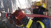 Edineţ: Un bărbat, salvat de pompieri din casa cuprinsă de flăcări