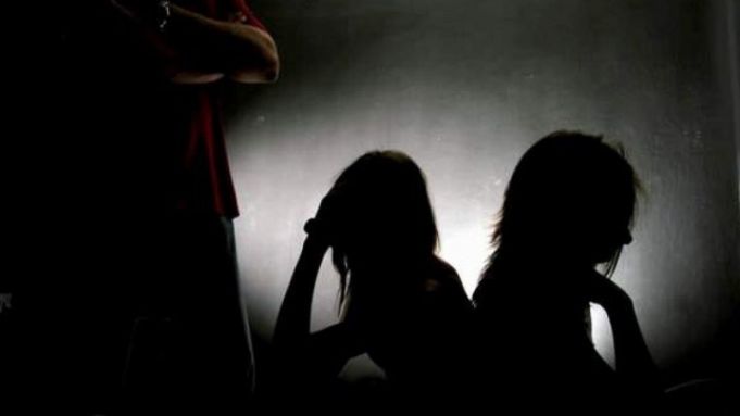 O femeie a fost condamnată la 20 ani închisoare pentru traficarea sexuală a cinci tinere şi patru copii