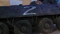 O maşină blindată expusă în faţa Brigăzii 1 Infanterie Motorizată "Moldova" din Bălţi, dar şi faţada clădirii comunităţii ucrainenilor, vandalizate