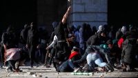 FOTO. 150 de răniţi după violenţe la moscheea Al-Aqsa. Palestinienii au aruncat cu pietre, poliţia israeliană a tras cu gloanţe de cauciuc