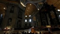 FOTO. Papa Francisc oficiază cu public slujba din Vinerea Mare în bazilica Sfântul Petru, pentru prima dată de la declanşarea pandemiei