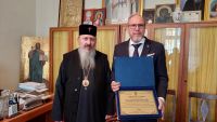 ÎPS Petru, Mitropolitul Basarabiei, i-a oferit Ambasadorului Daniel Ioniţă o diplomă de excelenţă în semn de mulţumire în cei 6 ani de activitate în slujba românilor din R. Moldova