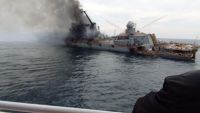 Au apărut primele imagini în care se vede cum se scufundă nava amiral a flotei ruseşti "Moskva", după ce a fost bombardată